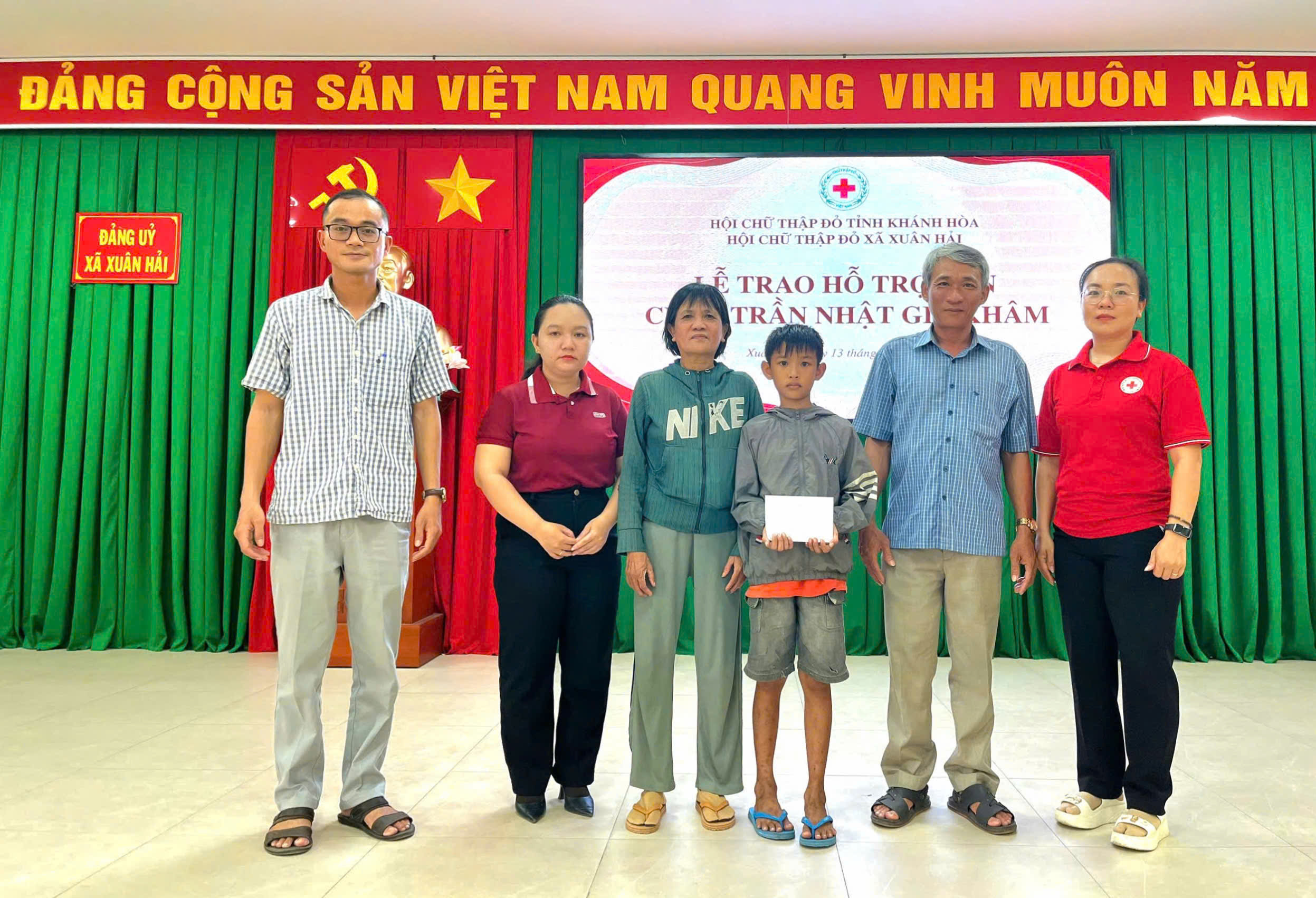 Trao hỗ trợ cho hoàn cảnh khó khăn từ nguồn Tháng Nhân đạo 2026